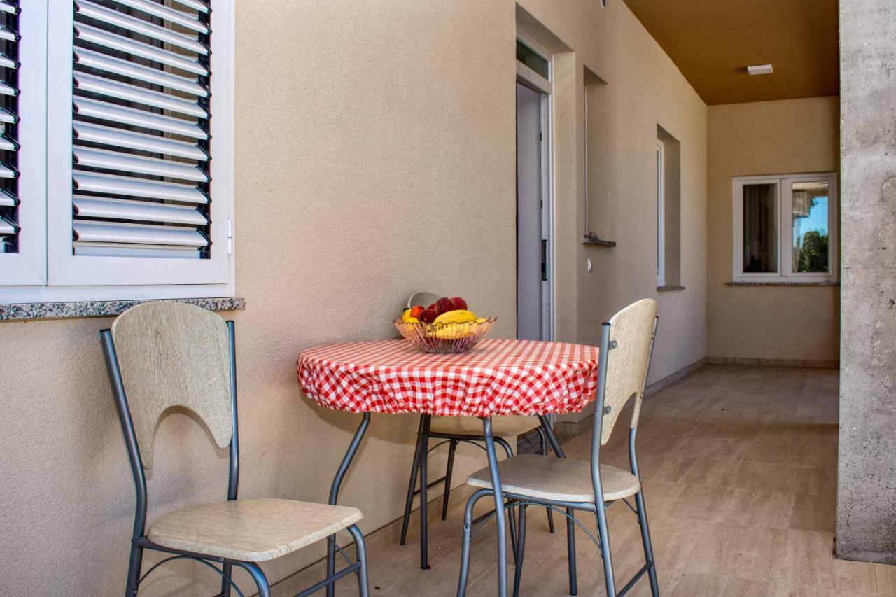 Apartman Ante Sukosan Bagian luar foto
